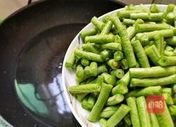 豇豆炒肉片的做法图解5