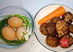 香菇炒鸡蛋的做法图解1