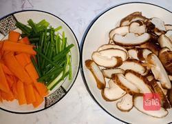 香菇炒鸡蛋的做法图解2