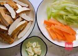 芹菜炒香干的做法图解1