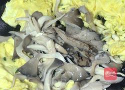 平菇炒鸡蛋的做法图解7