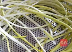 白菜帮蒜黄炒肉丝的做法图解2