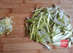 白菜帮蒜黄炒肉丝的做法图解3