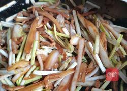 白菜帮蒜黄炒肉丝的做法图解16