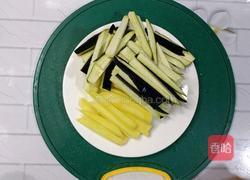 土豆茄子炒豆角的做法图解2