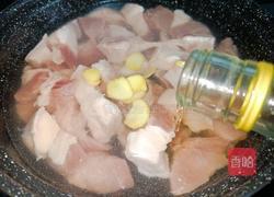 鹿茸菇烧腩肉的做法图解3