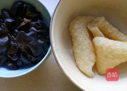 猪皮炒木耳的做法图解1