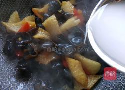 猪皮炒木耳的做法图解11