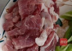尖椒炒肉的做法图解1