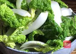 Illustration of how to make shredded vegetable and pork noodle soup 2