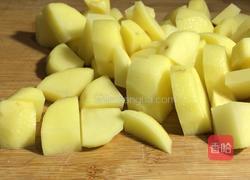 腊肠烧土豆的做法图解3