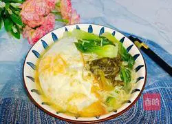 Illustration of how to make instant noodles with duck egg and sauerkraut 9