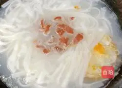 Illustration of how to make rice noodles with lean meat and egg soup 6