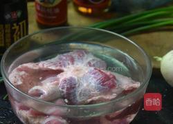 牛腩炖萝卜的做法图解1