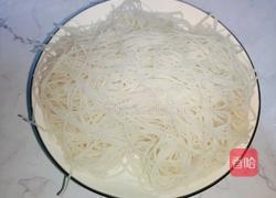 牛肉丸平菇米粉的做法图解2