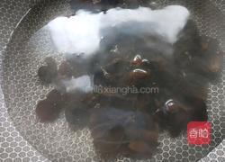 莴笋炒木耳的做法图解2