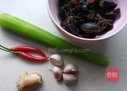 莴笋炒木耳的做法图解1
