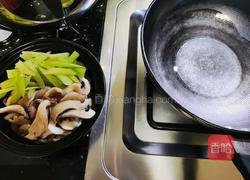 莴笋平菇鸡蛋汤的做法图解2