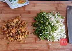 猪肉香葱榨菜锅盔的做法图解3