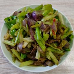 芹菜炒牛肉的做法[图]