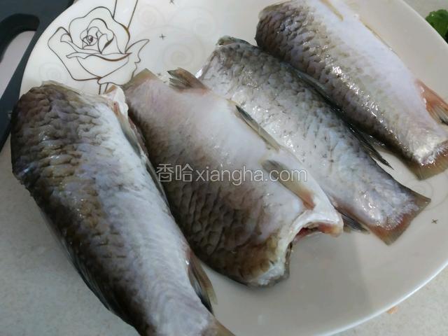 鲜鱼洗净去头。