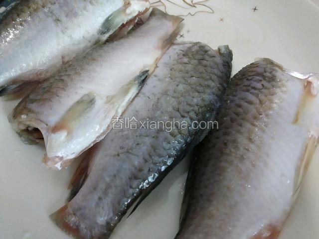 用盐和料酒腌制20分钟。