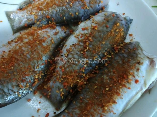 撒入适量烧烤料。