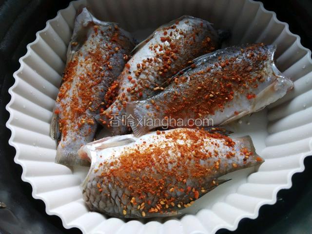 放入空气炸锅硅胶垫中，喷油。