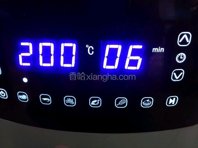 空气炸锅设置200度烤六分钟。