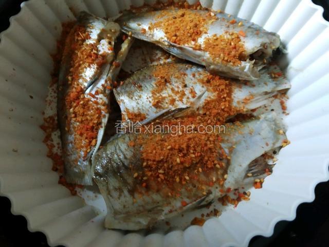 取出翻面，再撒一层烧烤料。