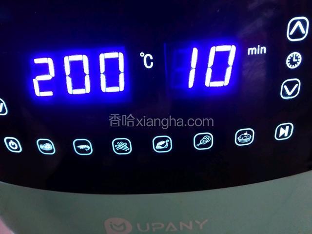 放入空气炸锅烤十分钟。