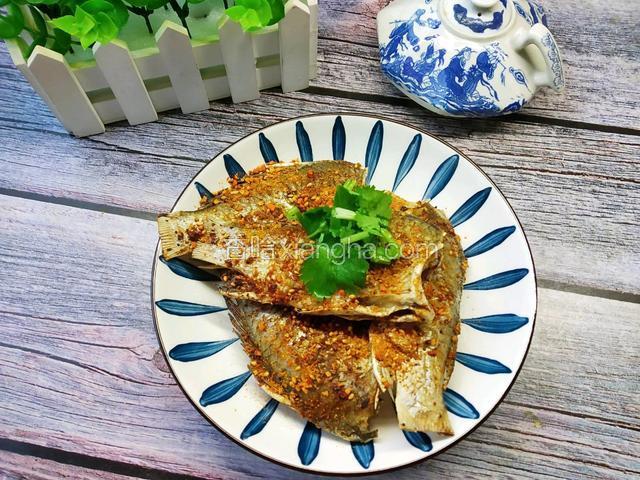 出锅装盘，撒入烧烤料放香菜。