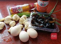 鸡蛋百合炒木耳的做法图解1