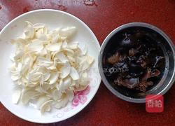 鸡蛋百合炒木耳的做法图解3