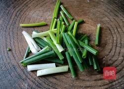 鸡蛋百合炒木耳的做法图解2