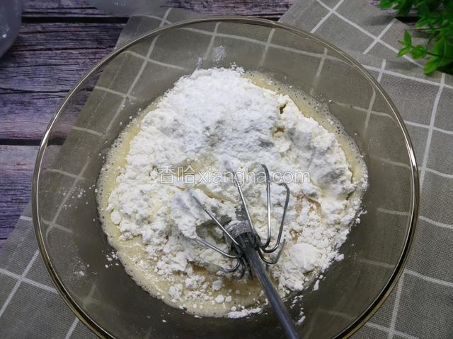 放入100g低筋粉和5g泡打粉
