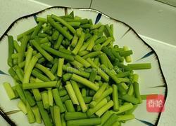 蒜苔炒肉的做法图解1