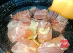 Illustration of how to make pork ribs, corn and water chestnut soup 3