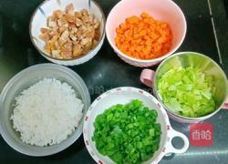 腊肠芹菜胡萝卜炒饭的做法图解1