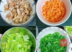 腊肠芹菜胡萝卜炒饭的做法图解2
