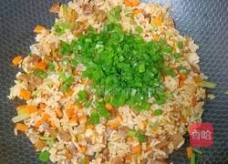 腊肠芹菜胡萝卜炒饭的做法图解8