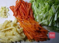 肉皮炒三丝的做法图解2