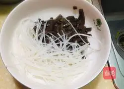 Illustration of how to make duck blood, vermicelli and mutton soup 1