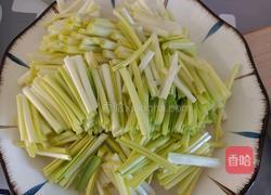 蒜苗炒鸡蛋的做法图解1