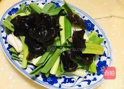 青蒜木耳炒肉片的做法图解1