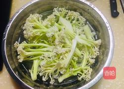 菜花炒肉片的做法图解1