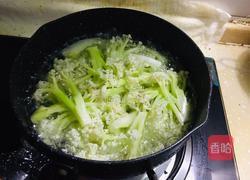 菜花炒肉片的做法图解2