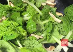 Illustration of how to make mushroom and poached egg noodle soup 4