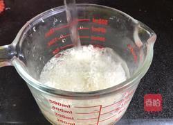 枸杞虾皮粥的做法图解1