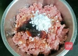 大米鹌鹑蛋蒸肉丸的做法图解2